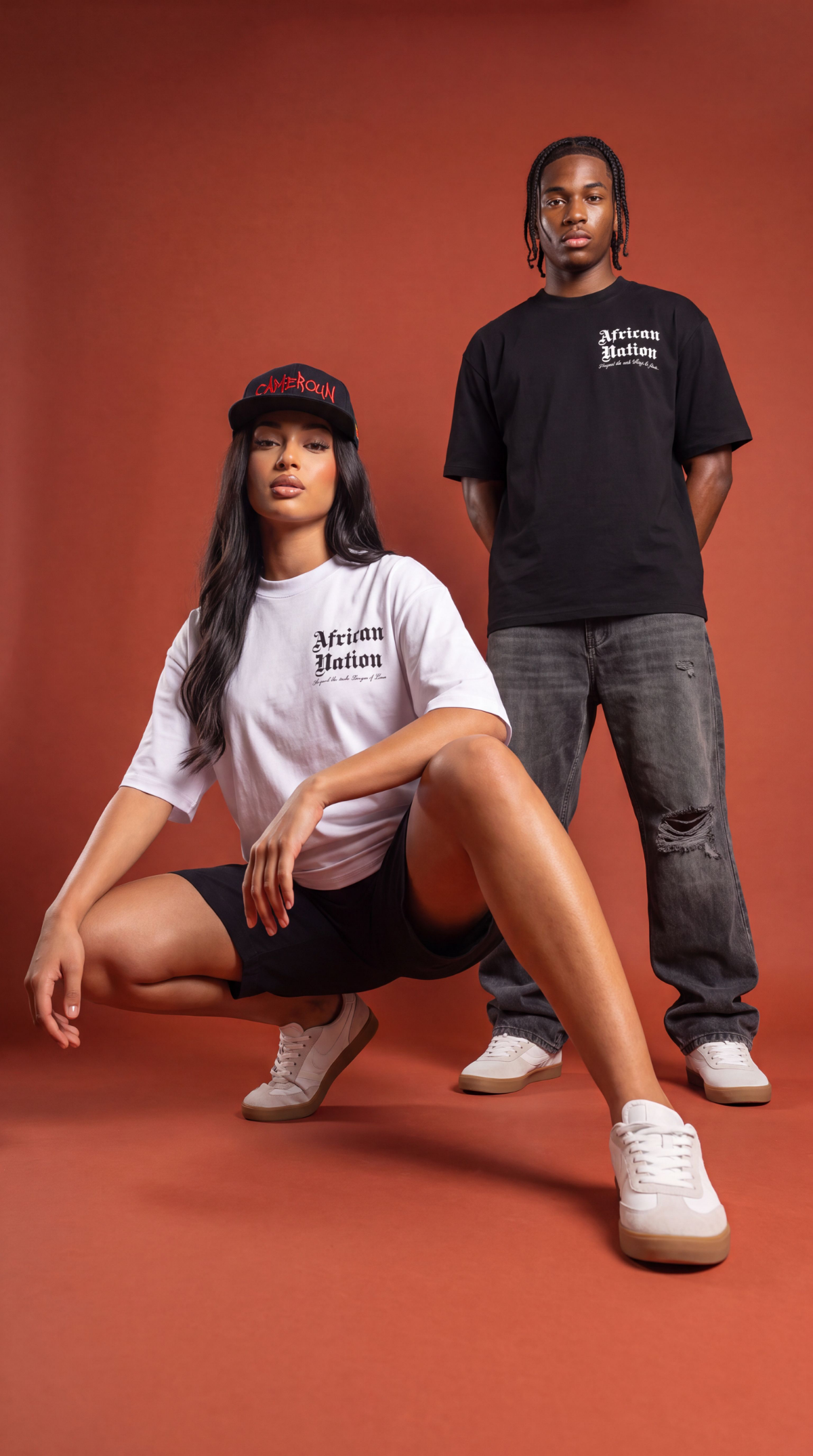 Couple posant pour des t-shirts unisexes AFRICAN NATION