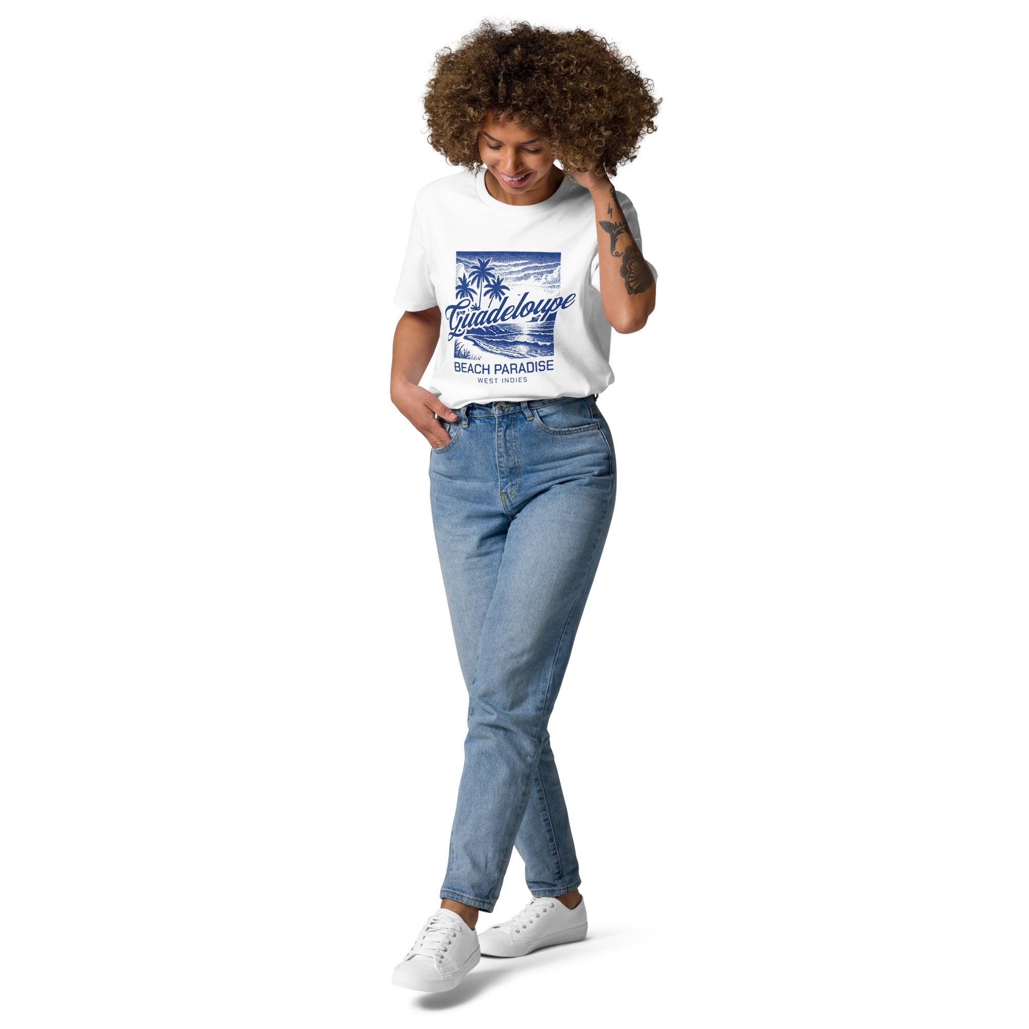 Modèle - T-shirt unisexe blanc - GUADELOUPE BEACH PARADISE-WEST INIDES - BLACK LEGACY STREETWEAR